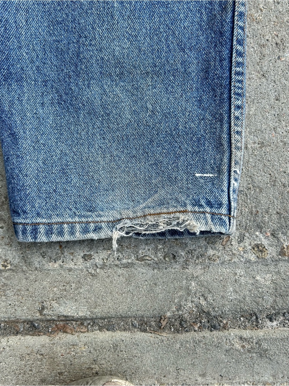 Vintage 90s Denver Hayes Men’s Straight Fit Distressed Blue Denim Jeans - Picture 9 of 11